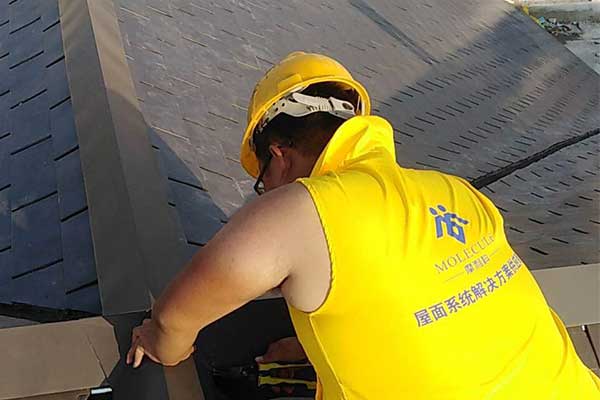 摩利科正在施工金屬瓦